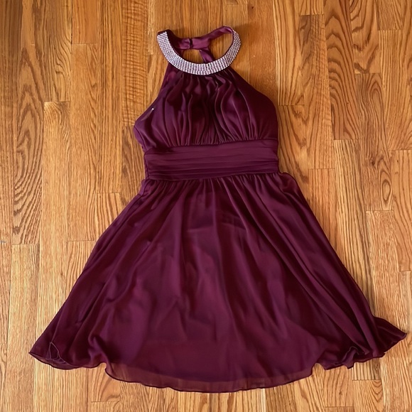 Burgundy Dress Size:1 Pleated Worn 1x Gems along neckline - Picture 3 of 8